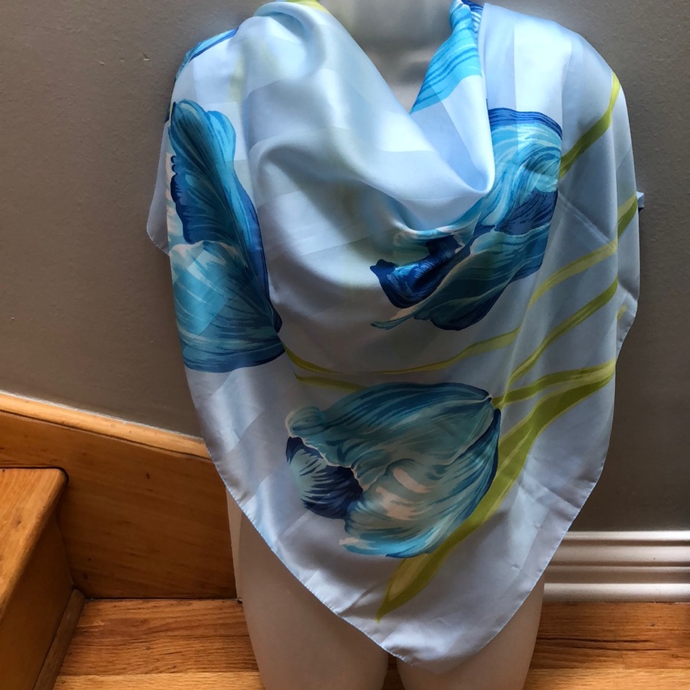 VTG Symphony Scarfs Large Square Scarf Blue Tulip  Design